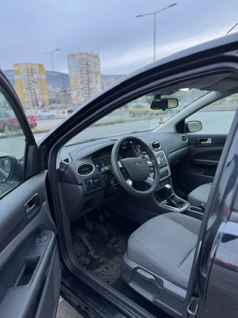 Ford Focus 1.4, снимка 7 - Автомобили и джипове - 48653384