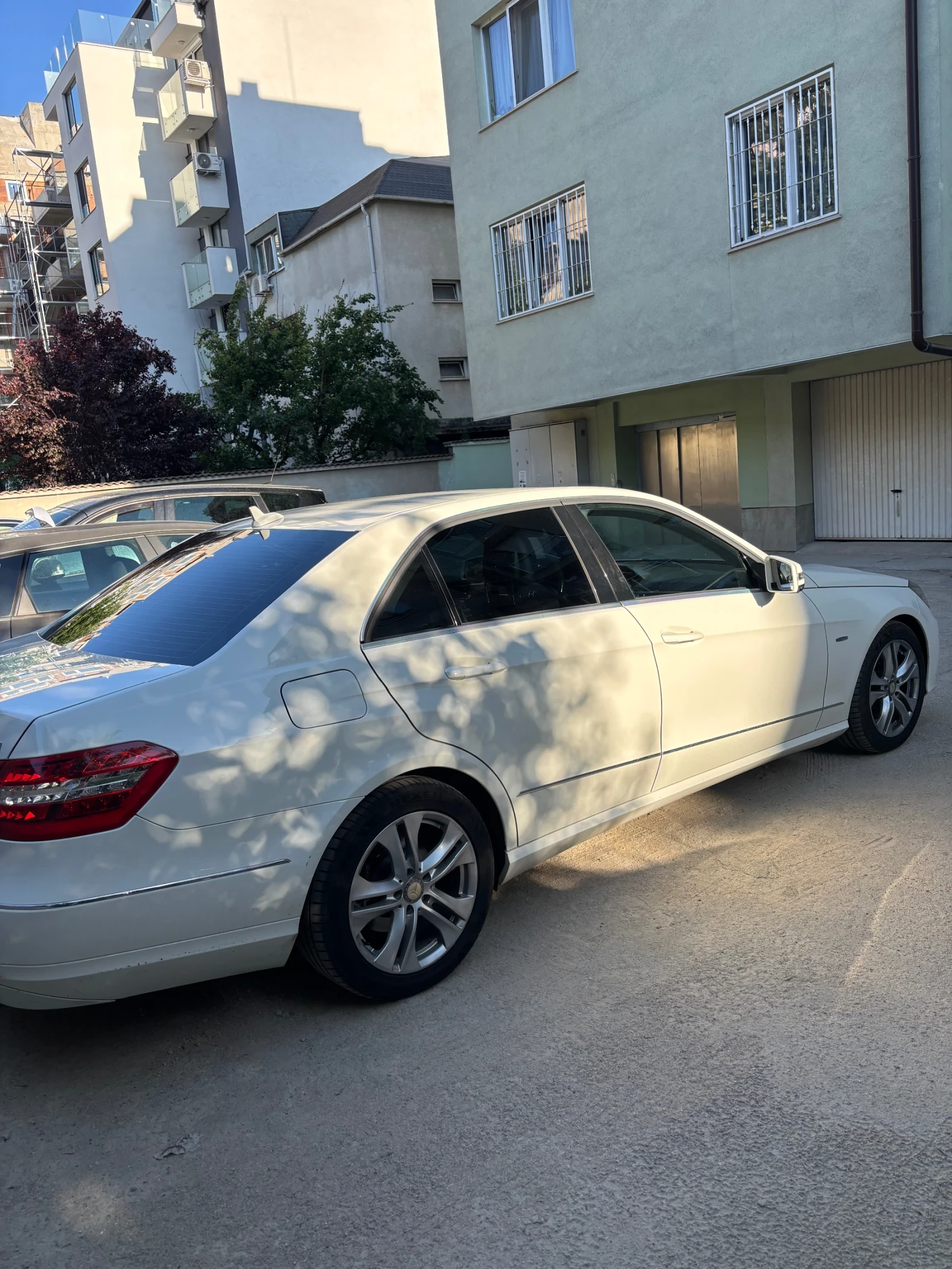 Mercedes-Benz E 220, снимка 5 - Автомобили и джипове - 54800684