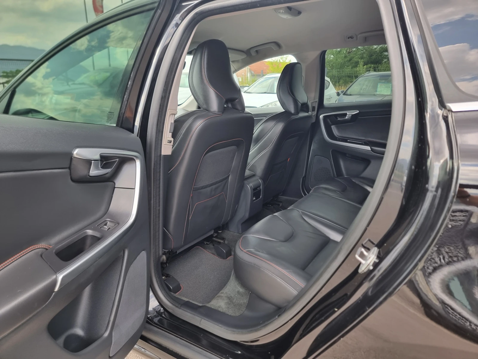 Volvo XC60 2.0TDI, снимка 11 - Автомобили и джипове - 55817412