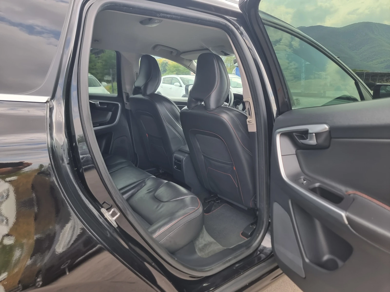 Volvo XC60 2.0TDI, снимка 14 - Автомобили и джипове - 55817412