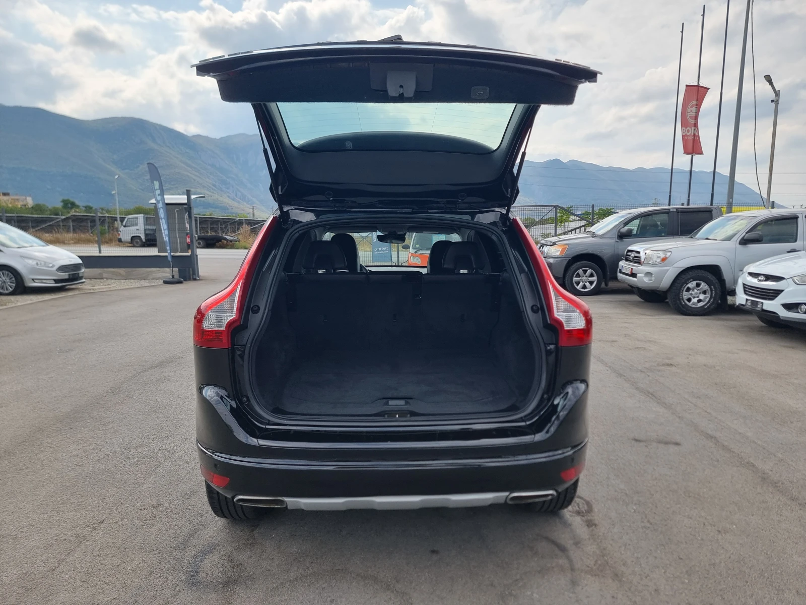 Volvo XC60 2.0TDI, снимка 13 - Автомобили и джипове - 55817412