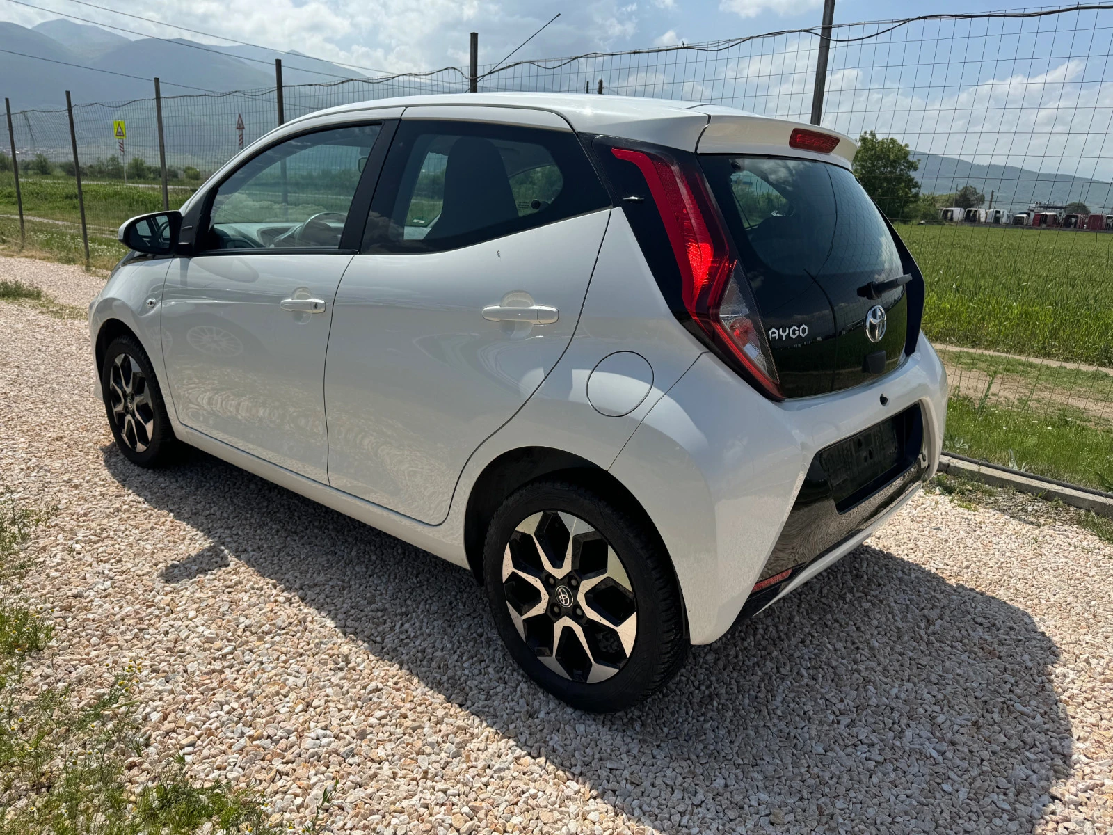 Toyota Aygo 1.0i x-play club Навигация! Камера! - изображение 5