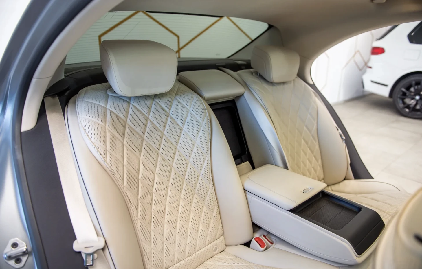 Mercedes-Benz S 400 d 4Matic AMG Line Burmester/360/Head-up/Обдухване - изображение 10