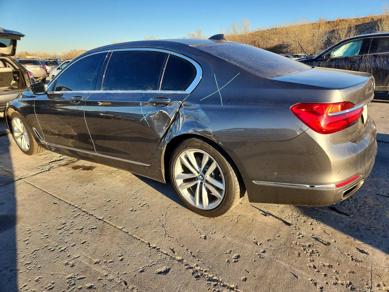 BMW 750 HARMAN KARDON* AMBIENT* ОБДУХ* PANO, снимка 2 - Автомобили и джипове - 53825751