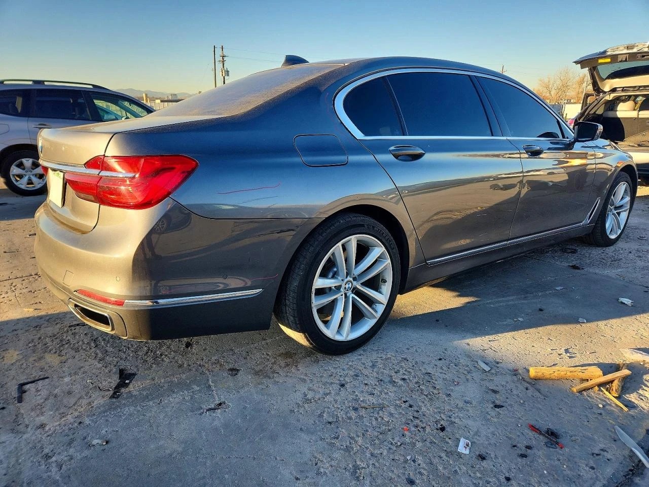 BMW 750 HARMAN KARDON* AMBIENT* ОБДУХ* PANO, снимка 3 - Автомобили и джипове - 53825751