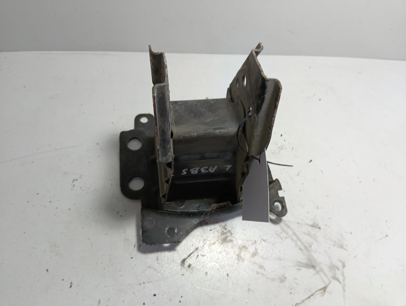 планка основа предна броня 8P0807133 ляв Audi A3