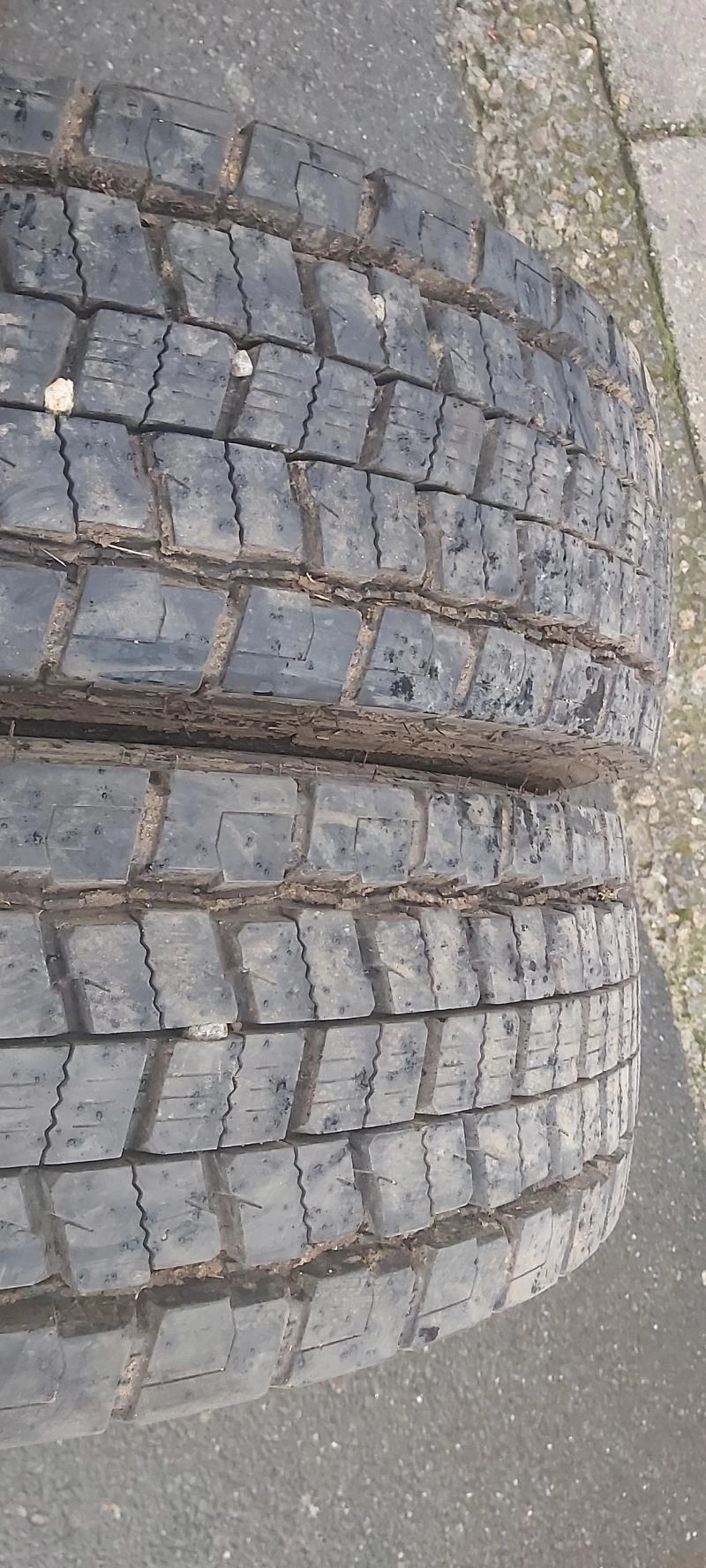 Гуми Зимни 215/75R17.5, снимка 1 - Гуми и джанти - 41999152