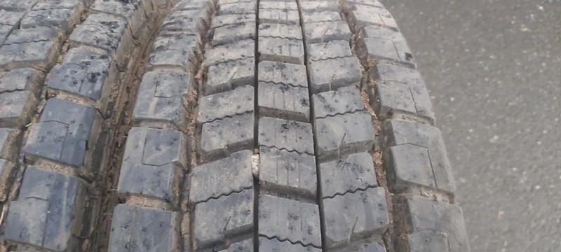 Гуми Зимни 215/75R17.5, снимка 3 - Гуми и джанти - 41999152