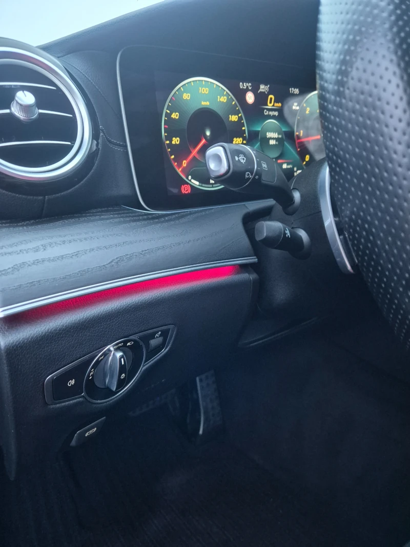 Mercedes-Benz E 220 AMG/FULL/21г/159хил/9Gtronic , снимка 16 - Автомобили и джипове - 53204552