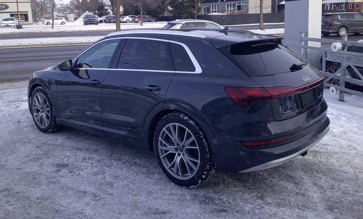 Audi E-Tron 360КАМЕРА* ПОДГРЕВ* LANE* ASSIST* ОБДУХВАНЕ*  - изображение 4