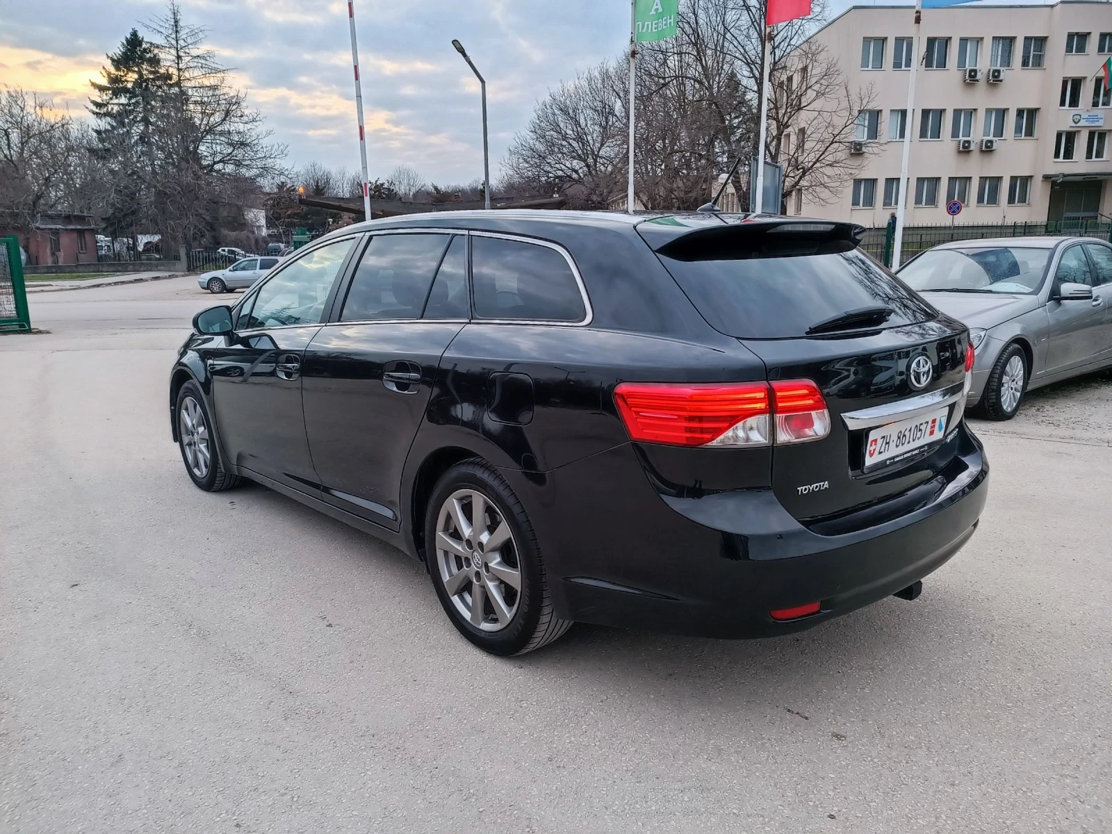 Toyota Avensis 2.0i-152кс-ШВЕЙЦАРИЯ-РЪЧКА-FACELIFT-KEYLESS, снимка 6 - Автомобили и джипове - 53918429