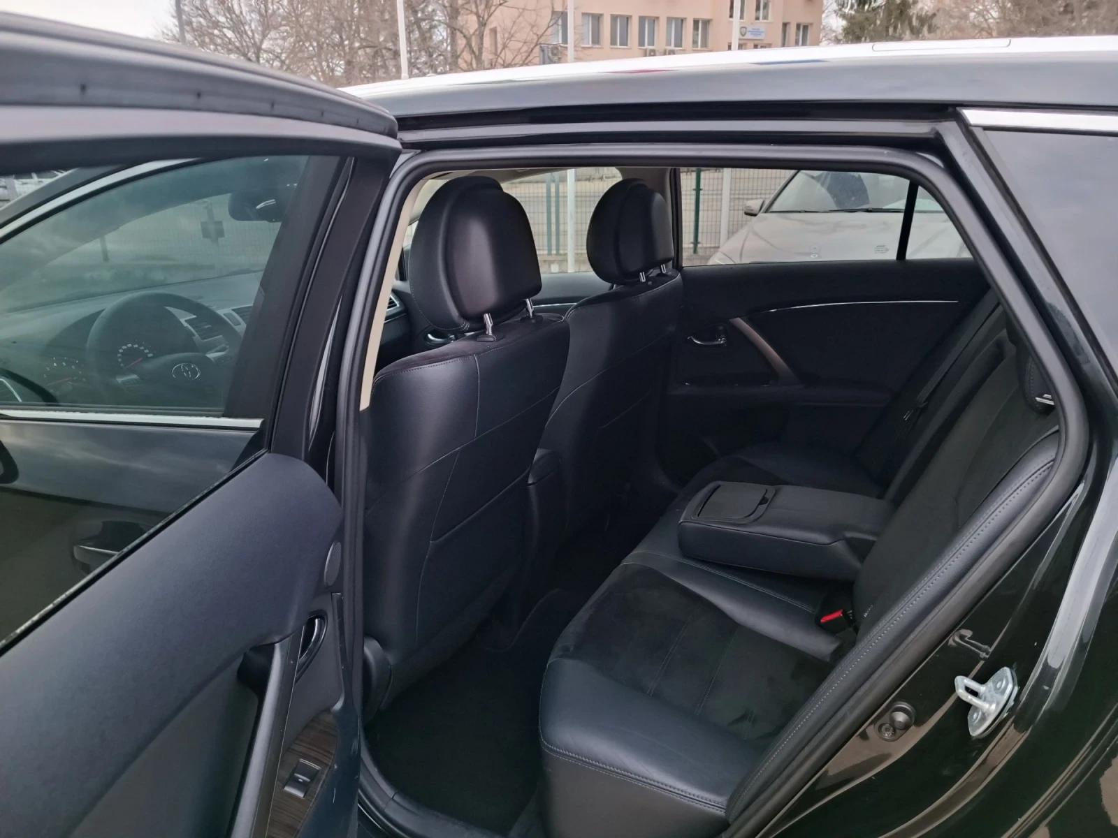 Toyota Avensis 2.0i-152кс-ШВЕЙЦАРИЯ-РЪЧКА-FACELIFT-KEYLESS, снимка 10 - Автомобили и джипове - 53918429