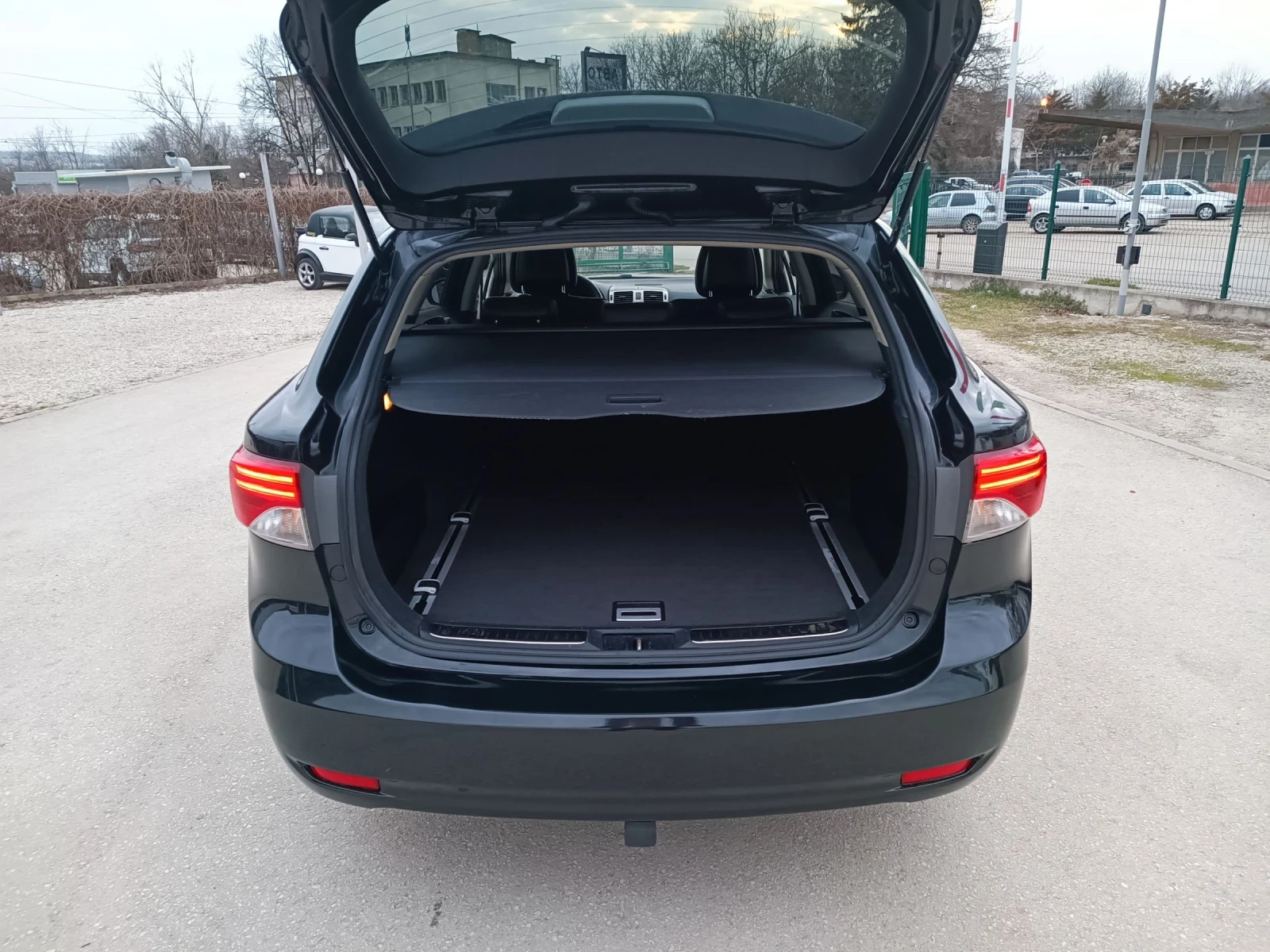 Toyota Avensis 2.0i-152кс-ШВЕЙЦАРИЯ-РЪЧКА-FACELIFT-KEYLESS, снимка 5 - Автомобили и джипове - 53918429