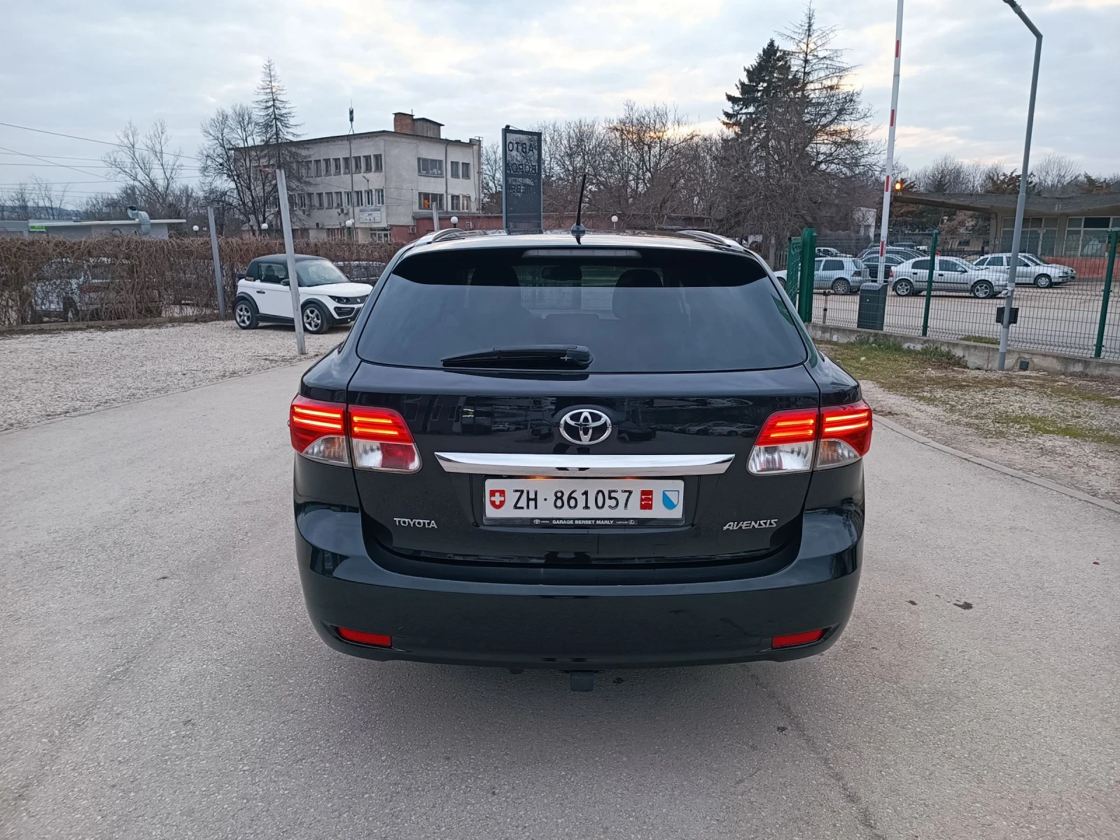 Toyota Avensis 2.0i-152кс-ШВЕЙЦАРИЯ-РЪЧКА-FACELIFT-KEYLESS, снимка 4 - Автомобили и джипове - 53918429