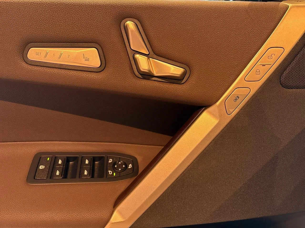 BMW iX xDRIVE40/325HP/NAVI/HUD/CAM/ACC/LED/275z, снимка 14 - Автомобили и джипове - 54121867