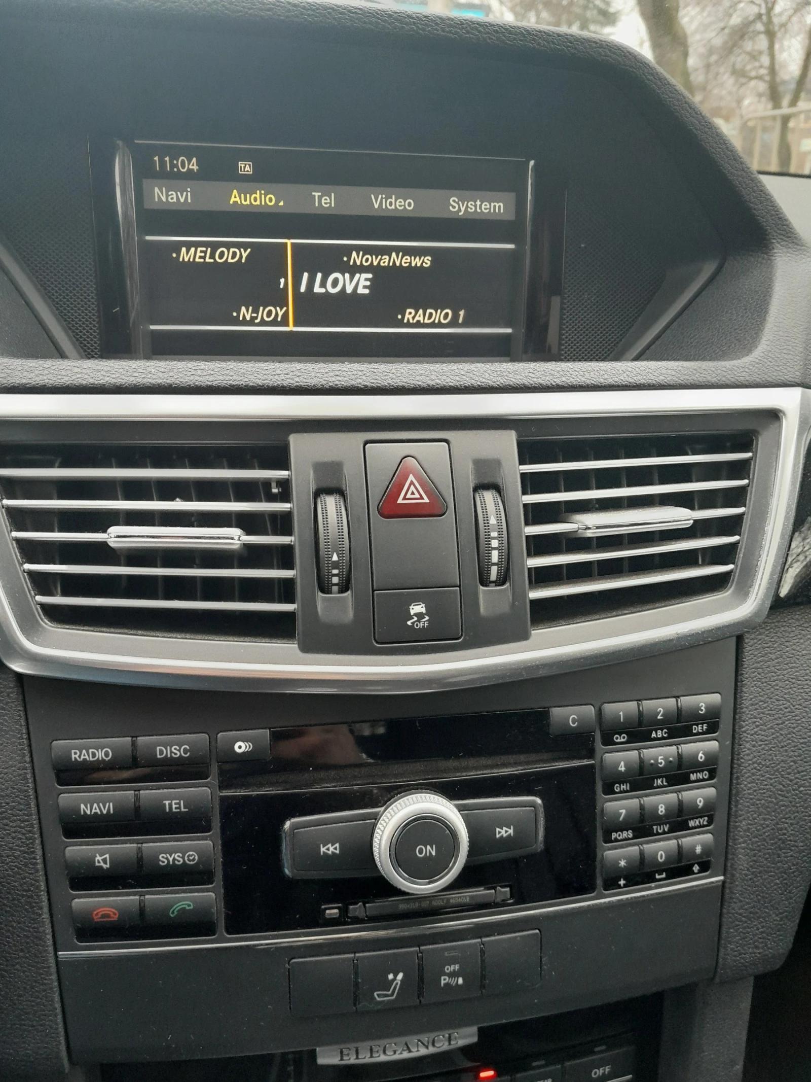 Mercedes-Benz E 220 AMG Elegance, снимка 10 - Автомобили и джипове - 54554186