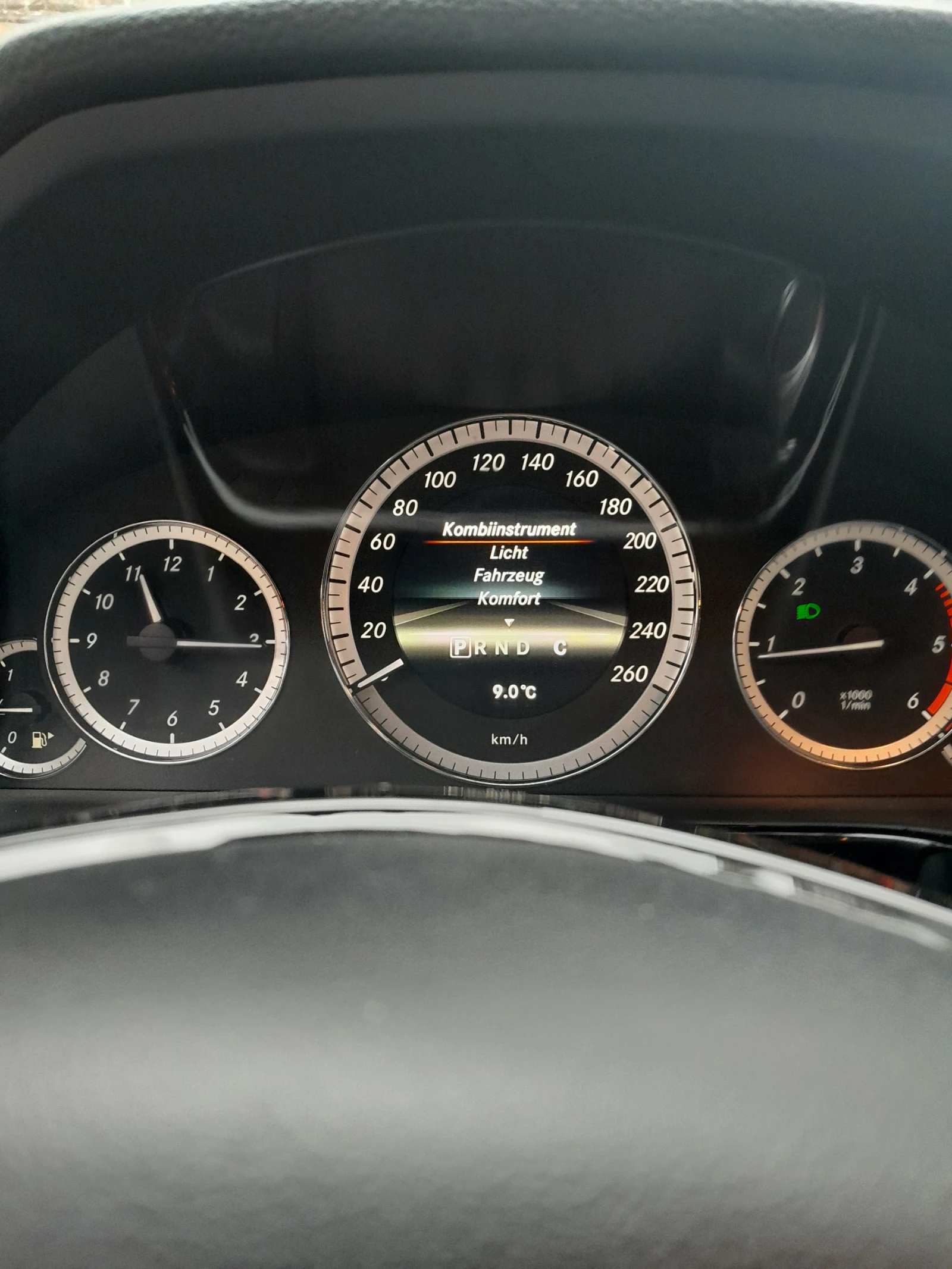 Mercedes-Benz E 220 AMG Elegance, снимка 11 - Автомобили и джипове - 54554186