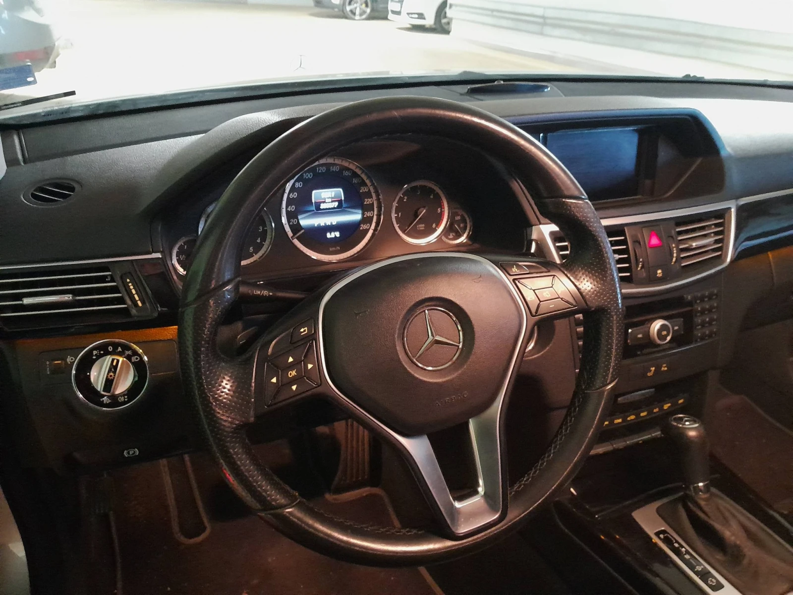 Mercedes-Benz E 220 AMG Elegance, снимка 7 - Автомобили и джипове - 54554186