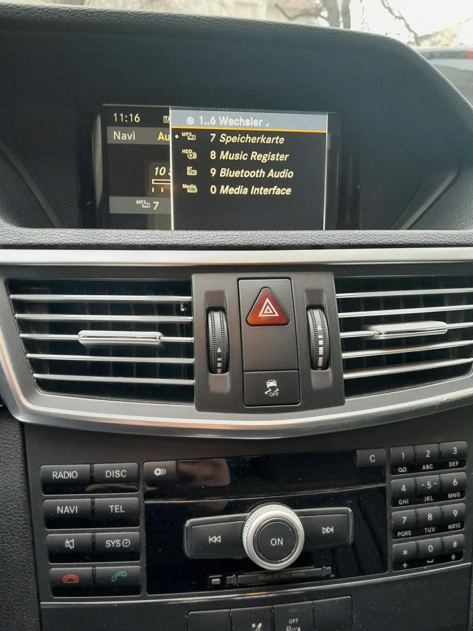 Mercedes-Benz E 220 AMG Elegance, снимка 13 - Автомобили и джипове - 54554186