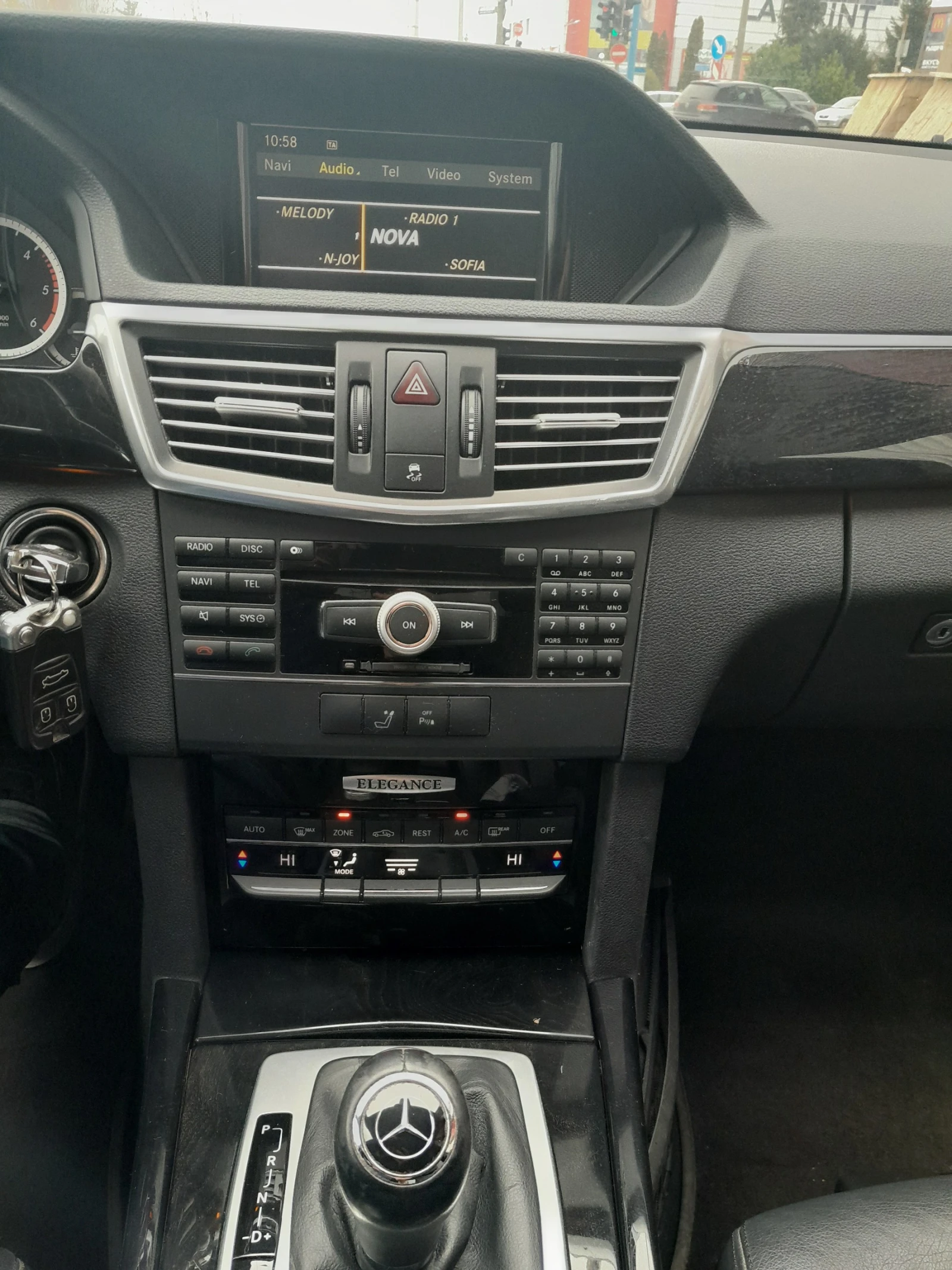 Mercedes-Benz E 220 AMG Elegance, снимка 9 - Автомобили и джипове - 54554186