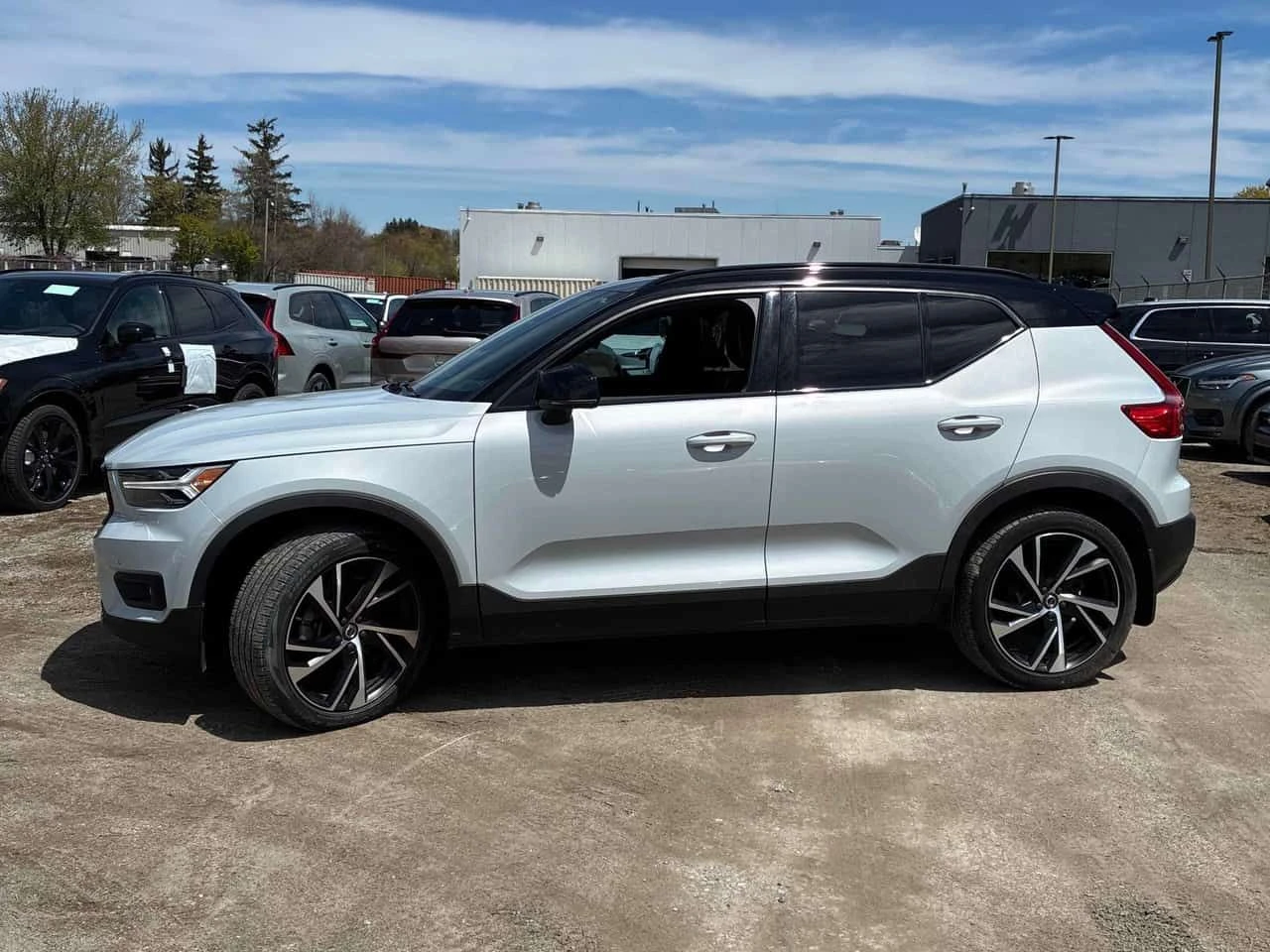 Volvo XC40 * R Design * АВТОКРЕДИТ БЕЗ ПЪРВОНАЧАЛНА ВНОСКА* , снимка 2 - Автомобили и джипове - 54803735
