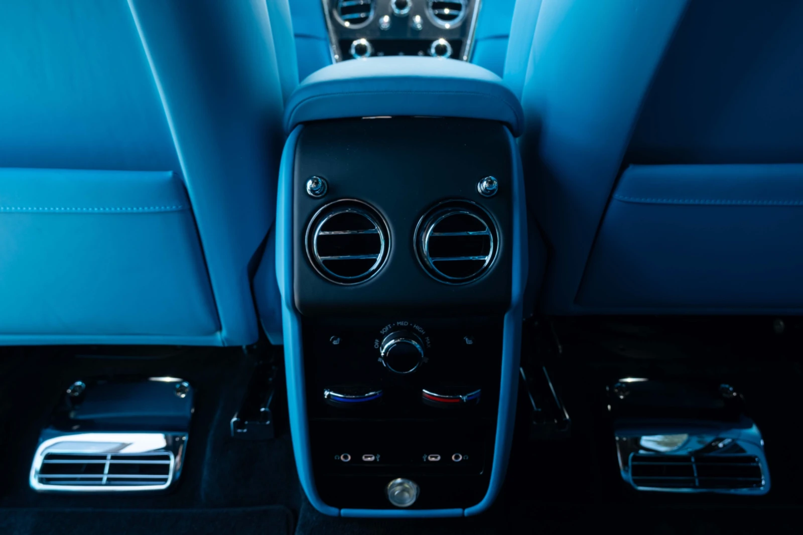 Rolls-Royce Cullinan Silver Badge 2026 Facelift, снимка 16 - Автомобили и джипове - 55457521