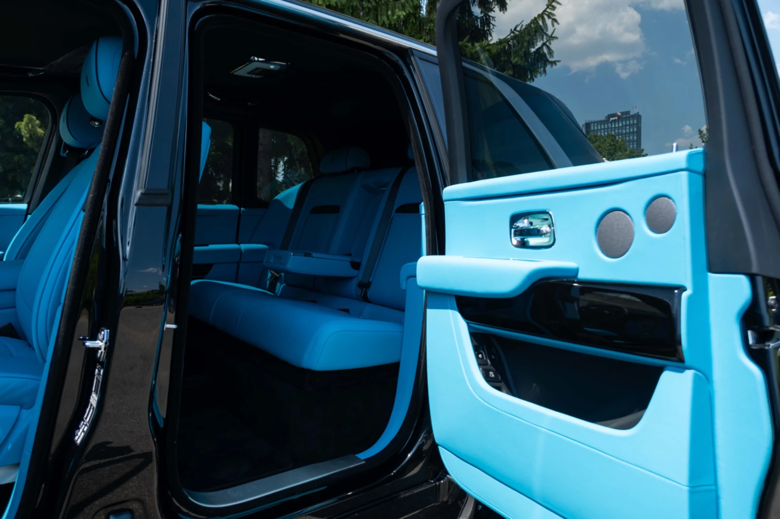 Rolls-Royce Cullinan Silver Badge 2026 Facelift, снимка 11 - Автомобили и джипове - 55457521