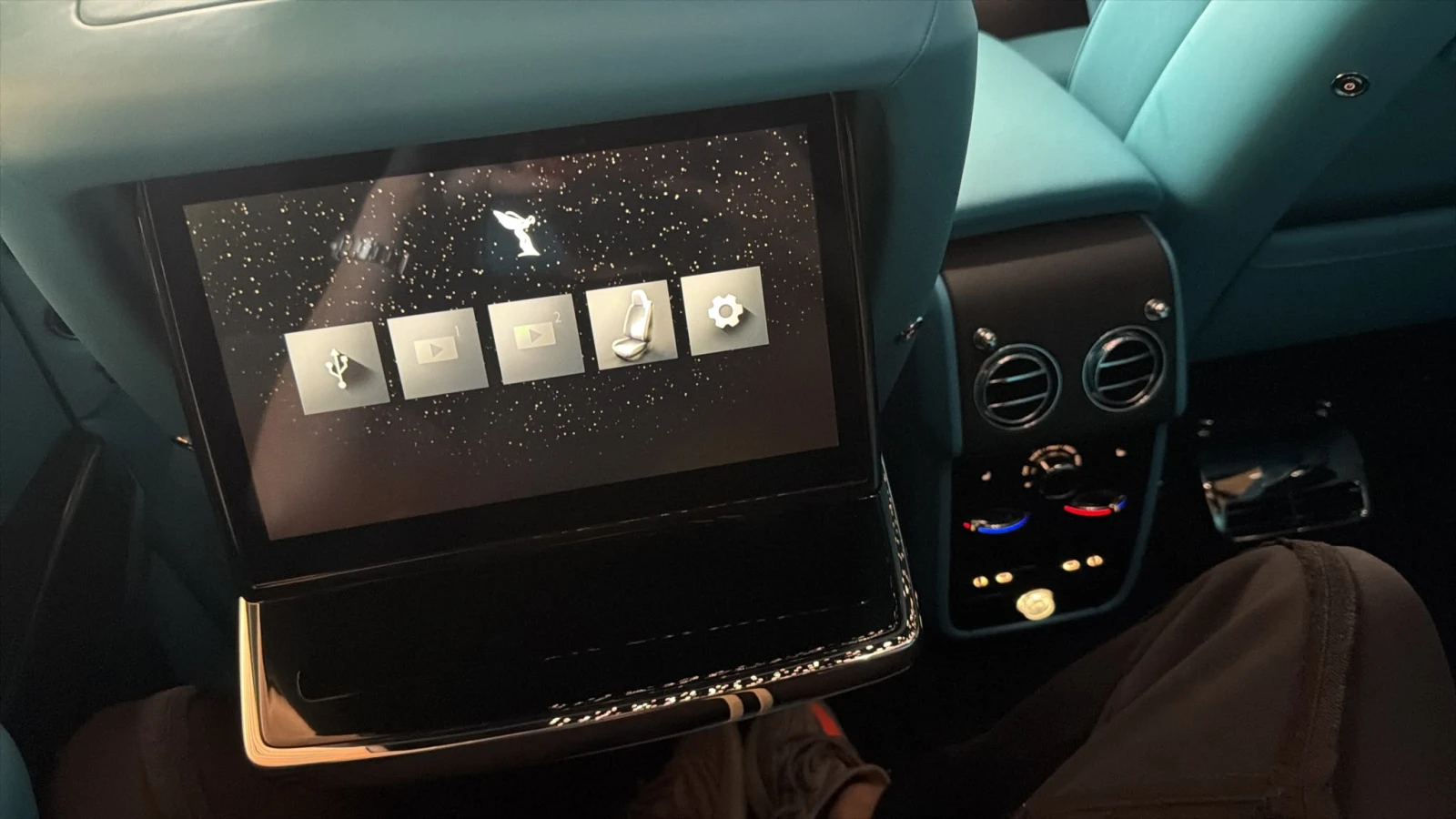 Rolls-Royce Cullinan Silver Badge 2026 Facelift, снимка 15 - Автомобили и джипове - 55457521
