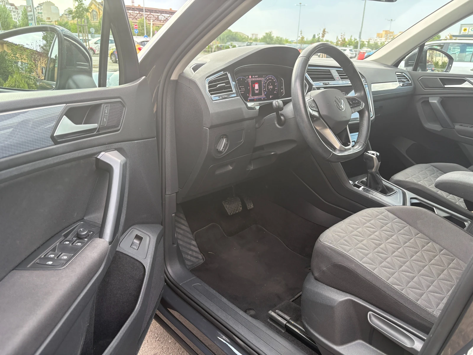 VW Tiguan, снимка 6 - Автомобили и джипове - 55598075