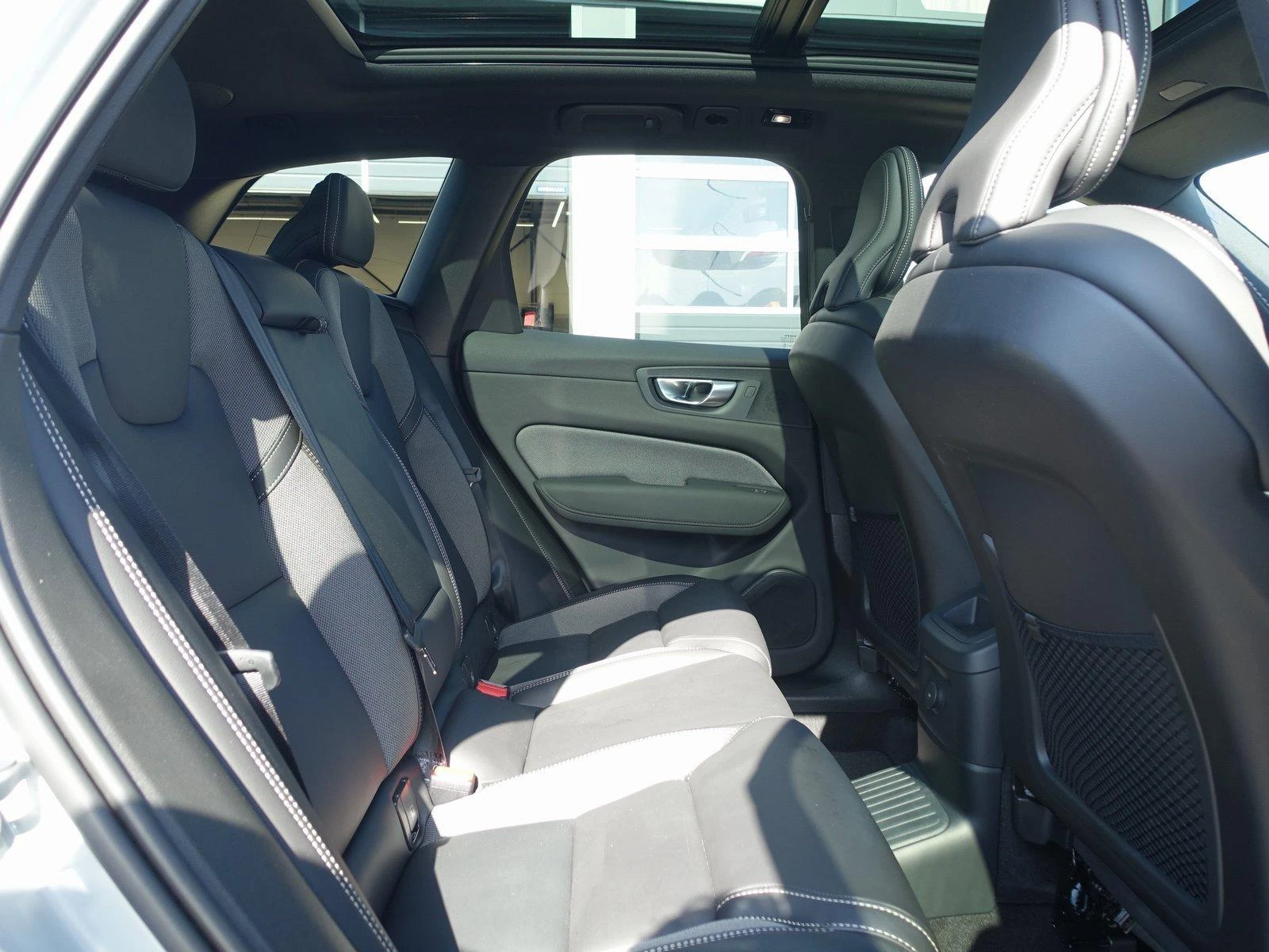 Volvo XC60 NEW 2026 T8 AWD Black Edition Ultra Four-C, снимка 13 - Автомобили и джипове - 56212123