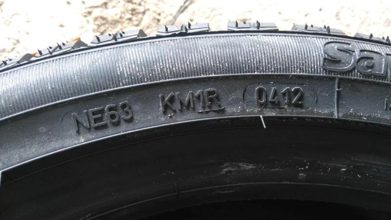 Гуми Зимни 215/45R17, снимка 6 - Гуми и джанти - 45864060