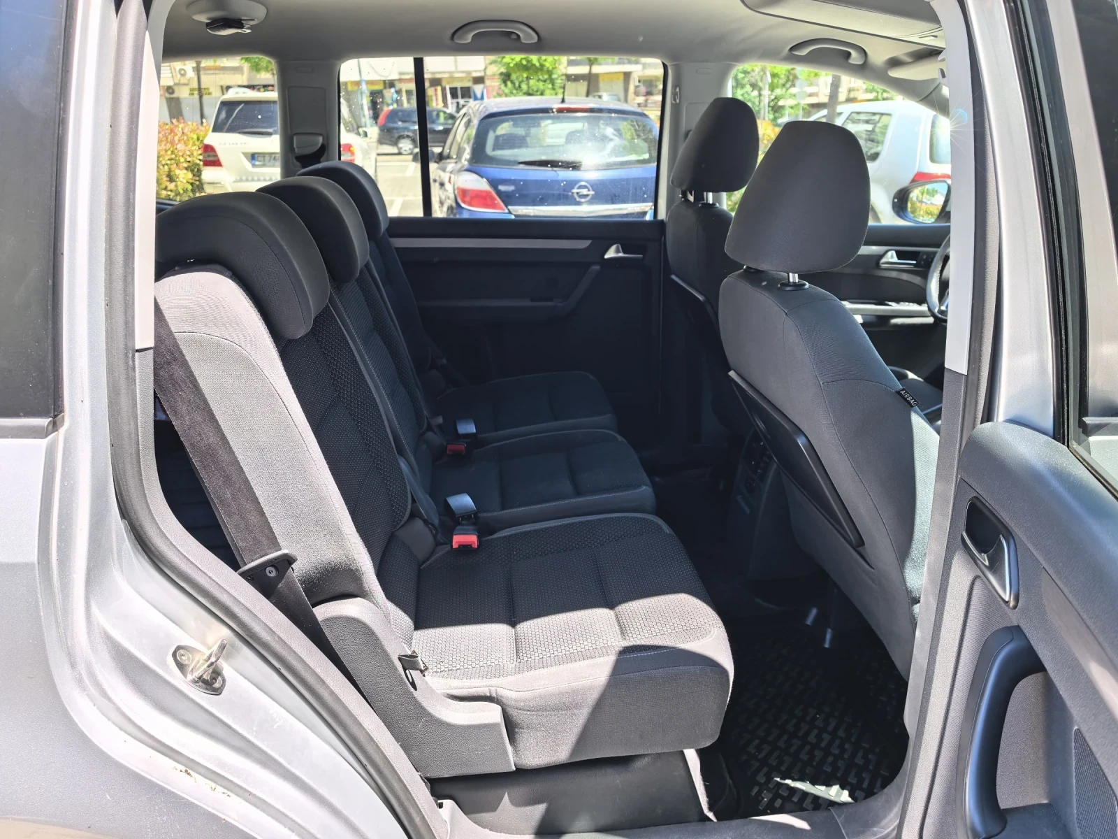 VW Touran 1.6tdi , снимка 8 - Автомобили и джипове - 54730307