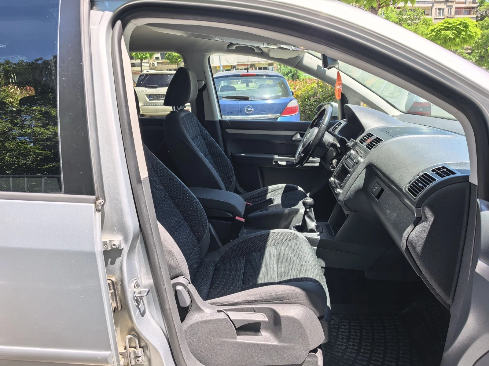 VW Touran 1.6tdi , снимка 7 - Автомобили и джипове - 54730307