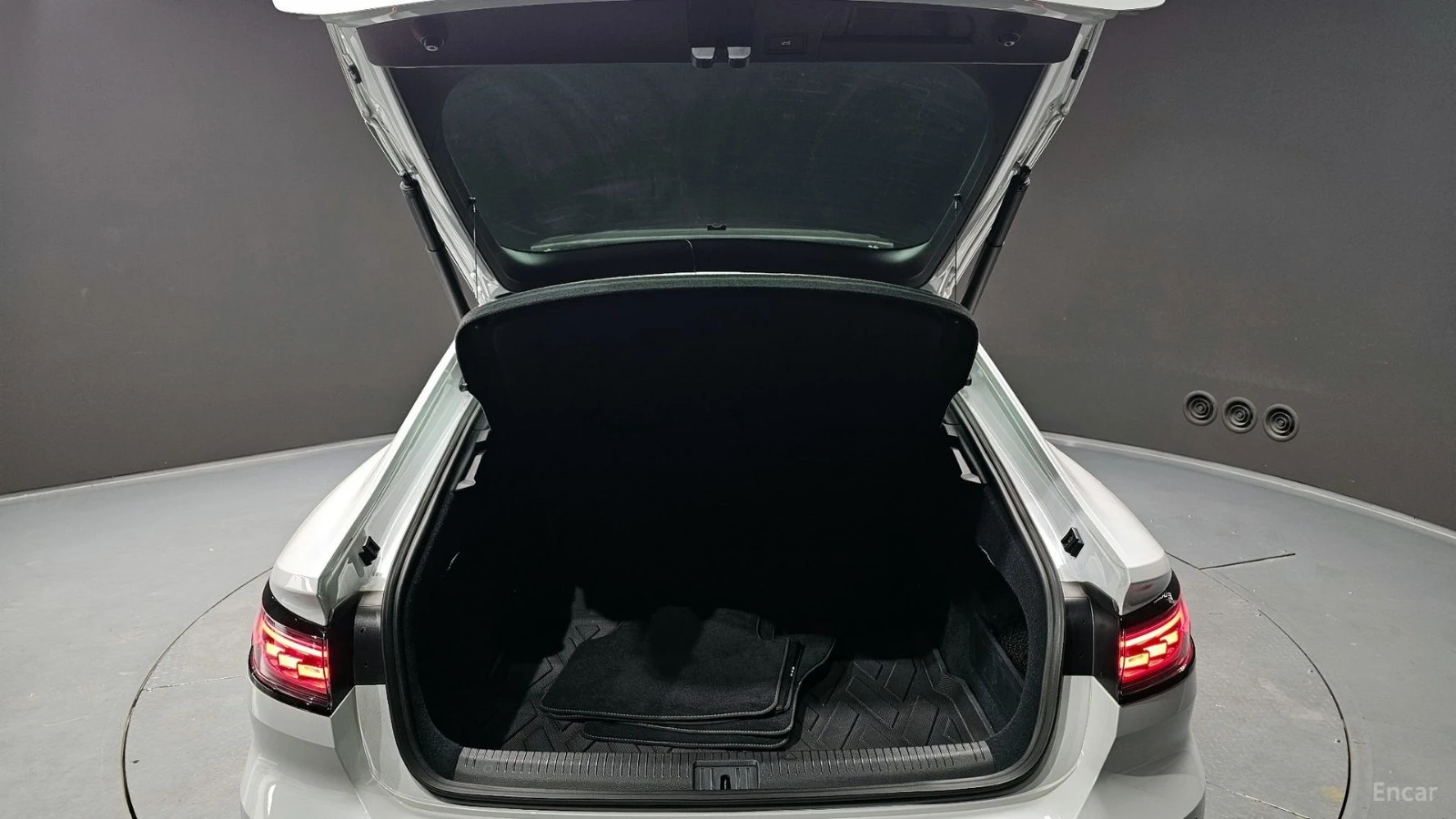 VW Arteon 2.0TDI* RLINE* 4MOTION* DISTRONIC* МАСАЖИ* 360* , снимка 15 - Автомобили и джипове - 55547188