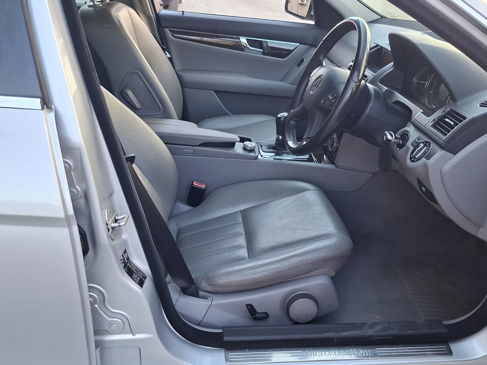 Mercedes-Benz C 320, снимка 8 - Автомобили и джипове - 55829377