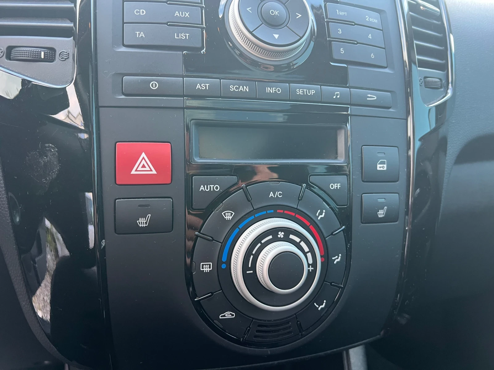 Kia Venga 1.6i Avtomatik , снимка 11 - Автомобили и джипове - 56665130