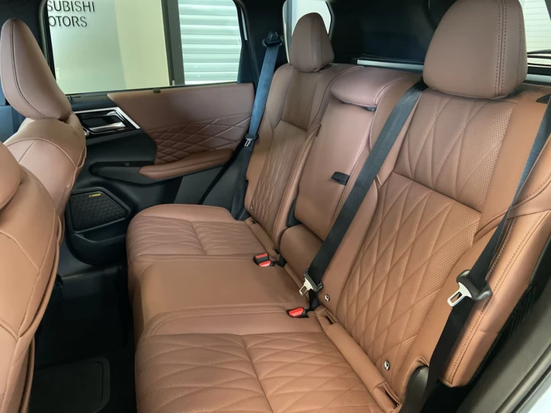 Mitsubishi Outlander 2.4PHEV/306HP/TOP/PANO/360/HUD/MEMO/YAMAHA/666g, снимка 13 - Автомобили и джипове - 52739841