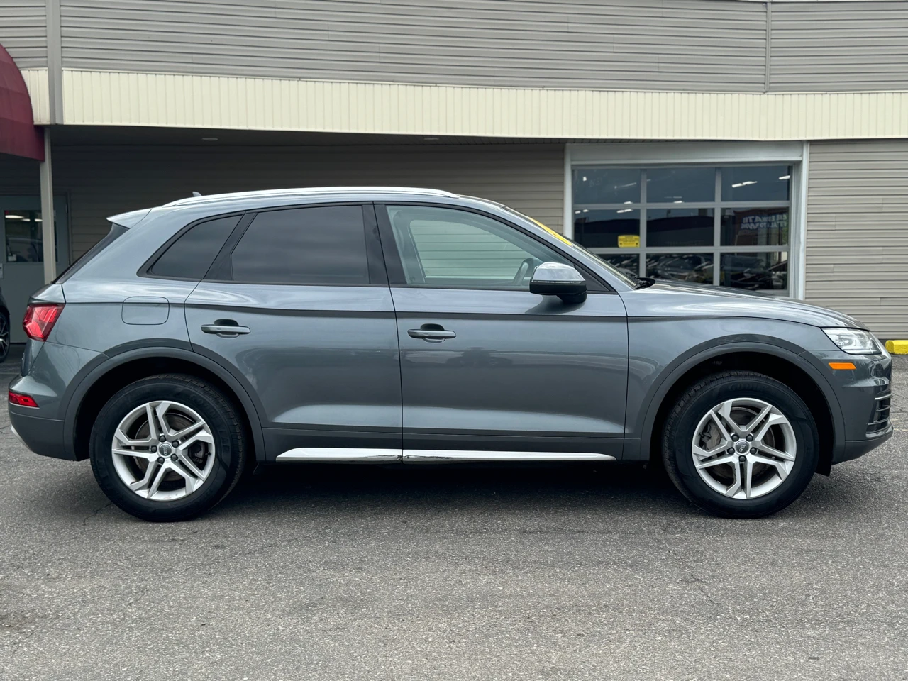 Audi Q5 Premium w/Technology Value Pkg - изображение 4