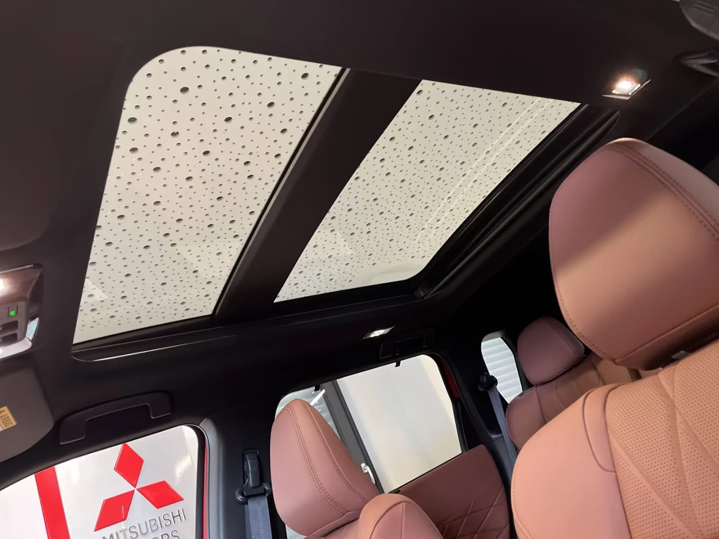 Mitsubishi Outlander 2.4PHEV/306HP/TOP/PANO/360/HUD/MEMO/YAMAHA/666g - изображение 8