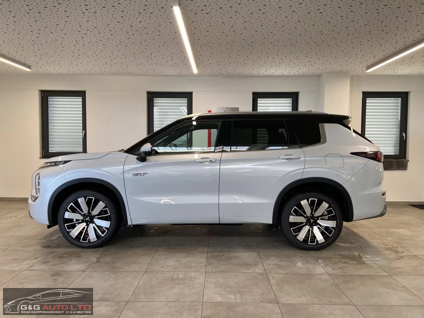 Mitsubishi Outlander 2.4PHEV/306HP/TOP/PANO/360/HUD/MEMO/YAMAHA/666g - изображение 3