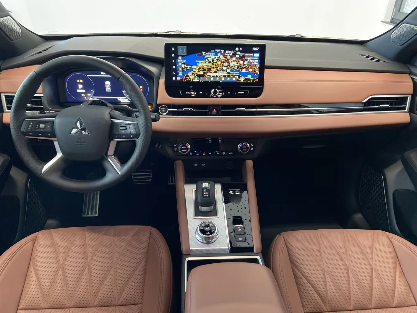 Mitsubishi Outlander 2.4PHEV/306HP/TOP/PANO/360/HUD/MEMO/YAMAHA/666g - изображение 10