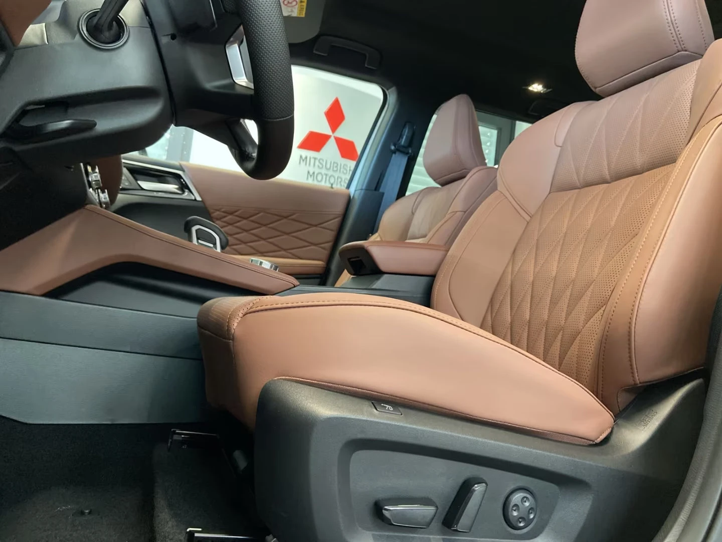 Mitsubishi Outlander 2.4PHEV/306HP/TOP/PANO/360/HUD/MEMO/YAMAHA/666g - изображение 9