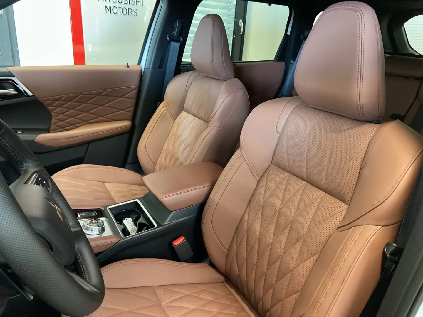 Mitsubishi Outlander 2.4PHEV/306HP/TOP/PANO/360/HUD/MEMO/YAMAHA/666g - изображение 7