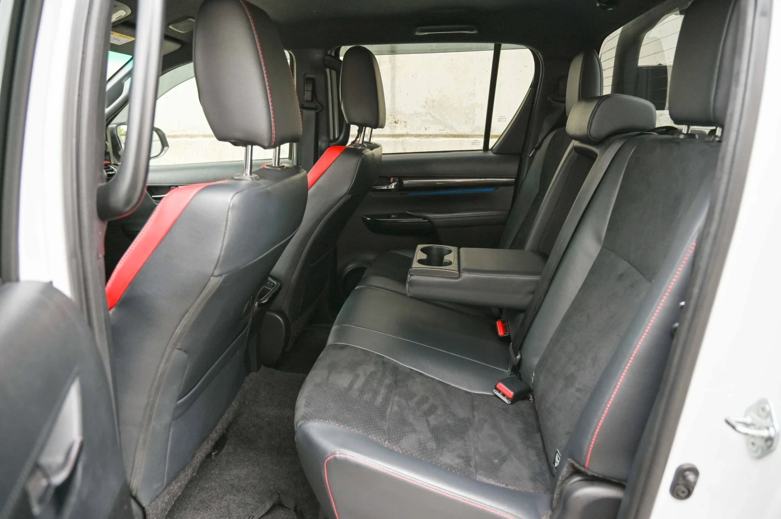 Toyota Hilux GR Sport, снимка 7 - Автомобили и джипове - 54636944
