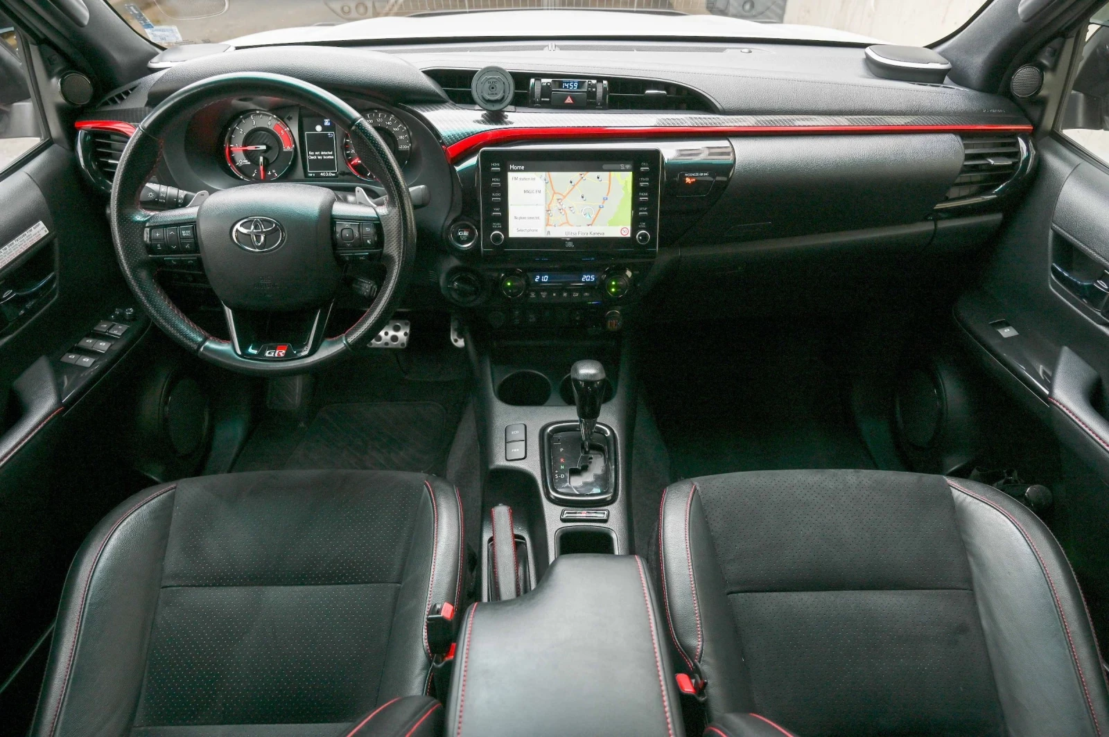 Toyota Hilux GR Sport, снимка 8 - Автомобили и джипове - 54636944