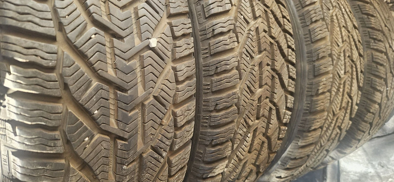 Гуми Всесезонни 225/45R18, снимка 2 - Гуми и джанти - 52792474