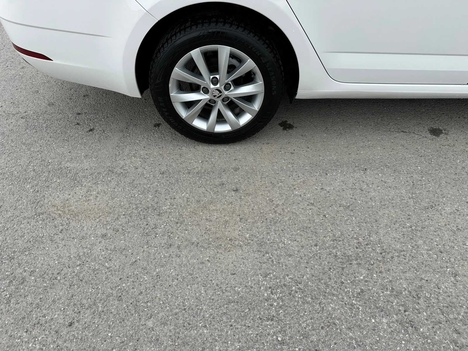 Skoda Octavia 1.6-TDI-172.000km-ORIGINAL-TOP-NEW-NAVI-LED - изображение 7