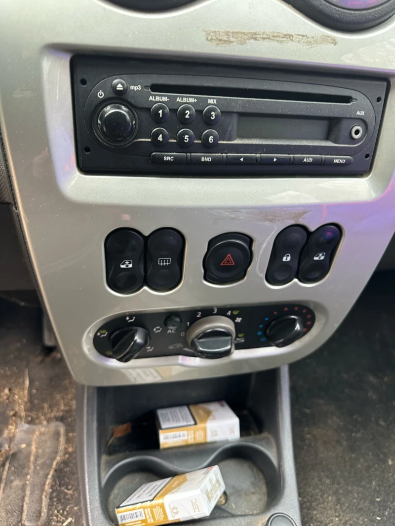 Dacia Logan 1.5 DCI, снимка 13 - Автомобили и джипове - 53421012