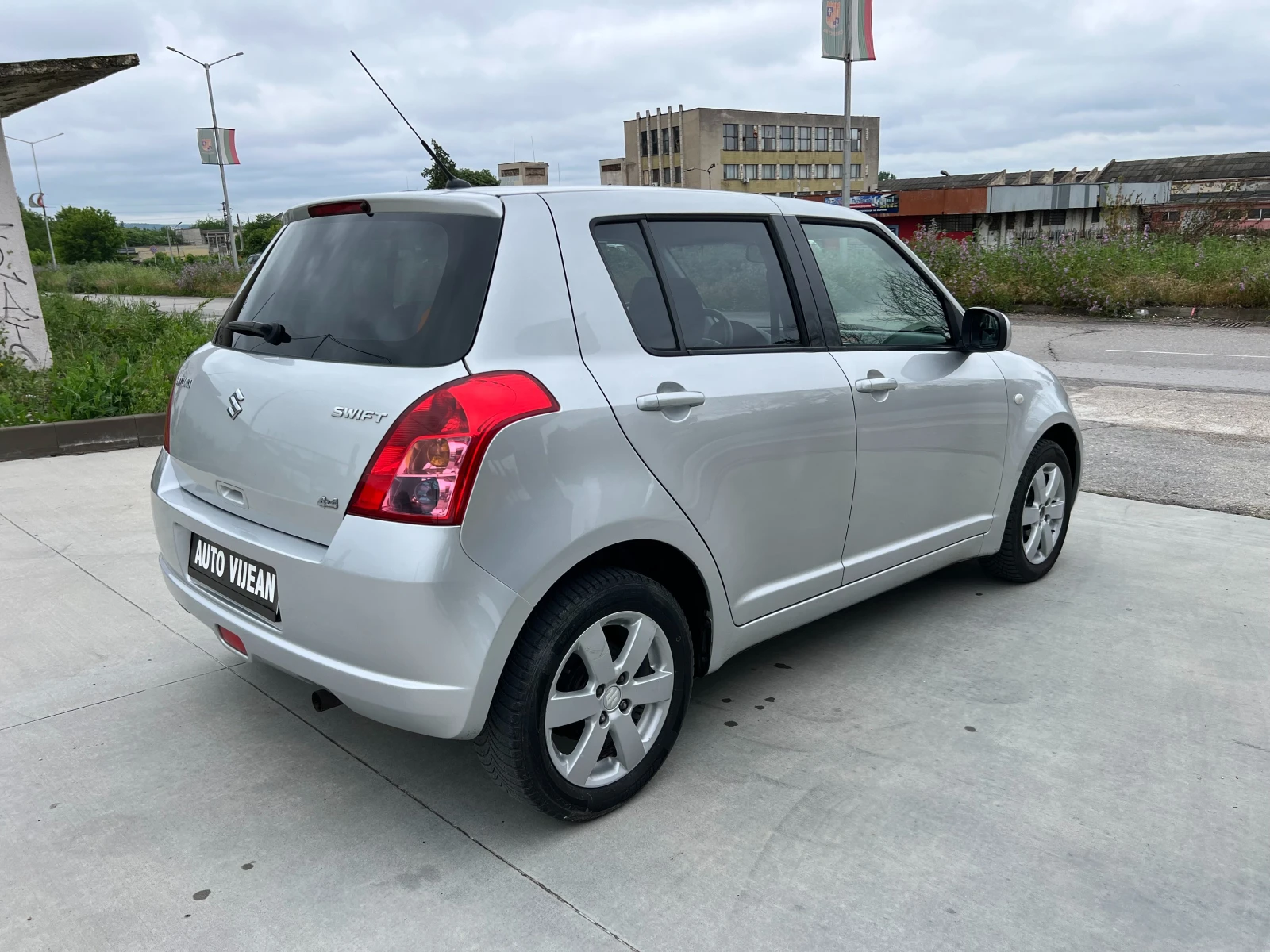 Suzuki Swift 1.3i-92к.с-4х4, снимка 4 - Автомобили и джипове - 54727683