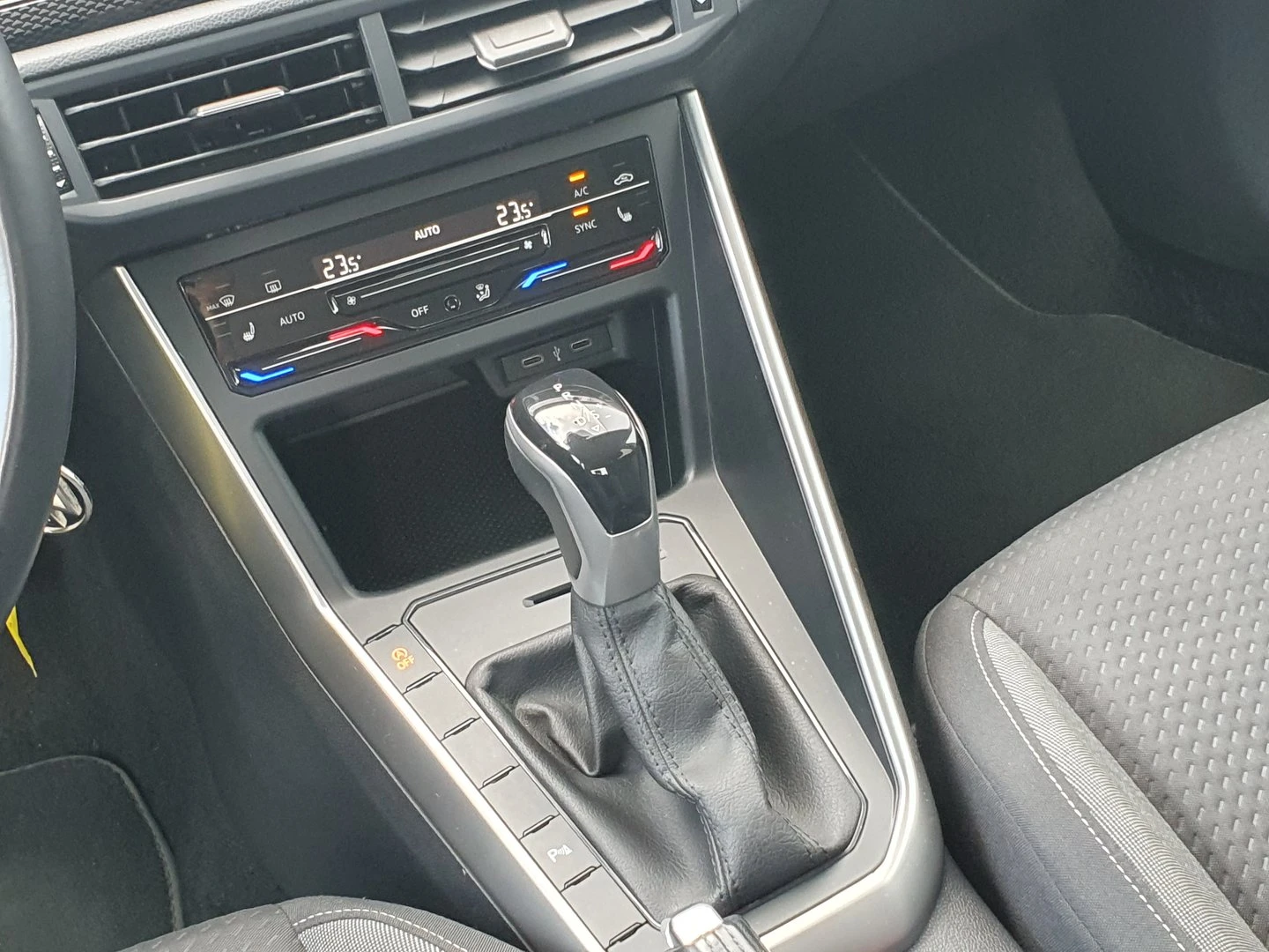 VW Taigo, снимка 14 - Автомобили и джипове - 56422639
